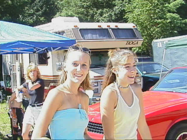 cutegals.jpg (173580 bytes)