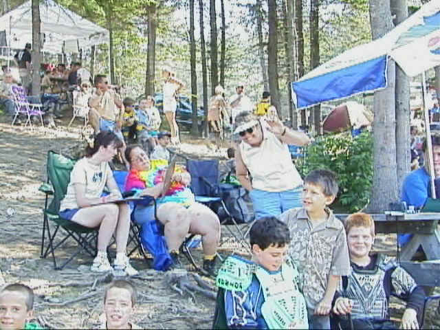 spectators.jpg (181982 bytes)